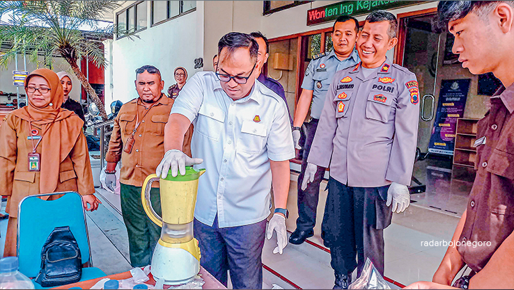 PEMUSNAHAN: Kajari Blora Haris Hasbullah sedang memusnahkan barang bukti sabu-sabu kemarin (20/8). ( ISTIMEWA/RADAR BOJONEGORO)