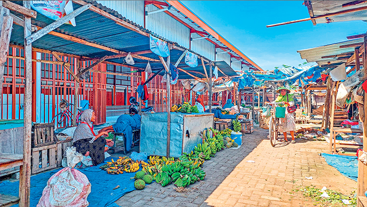 PASAR SIDO MAKMUR: Bangunan semi permanen di sebelah bangunan Blok D, pedagang tampak beraktivitas jual-beli. (LUKMAN HAKIM/RADAR BOJONEGORO)