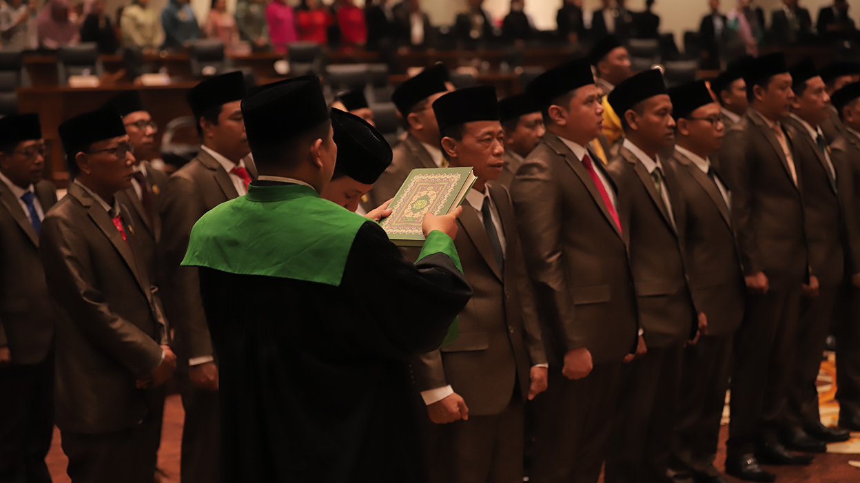Anggota DPRD Bojonegoro Periode 2024-2029 saat diambil sumpahnya di Gedung Paripurna DPRD Bojonegoro (21/8) (YUAN EDO/RADAR BOJONEGORO)