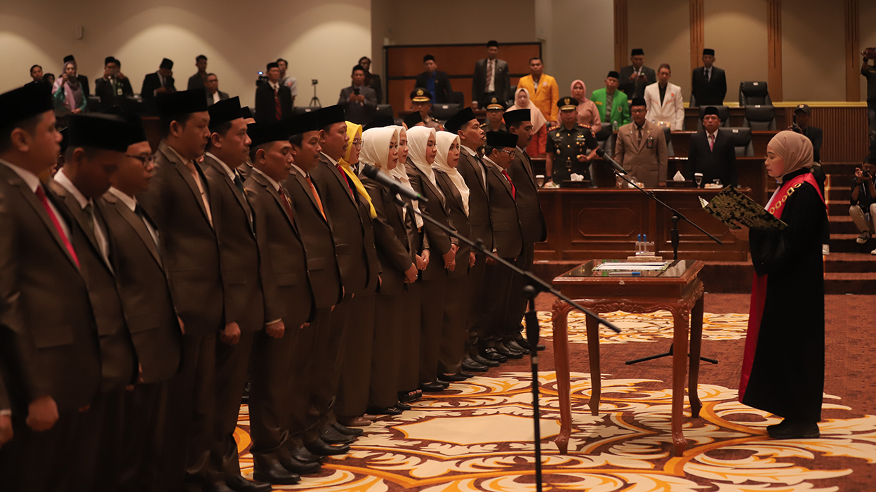 Anggota DPRD Bojonegoro Periode 2024-2029 saat diambil sumpahnya di Gedung Paripurna DPRD Bojonegoro (21/8) (YUAN EDO/RADAR BOJONEGORO)