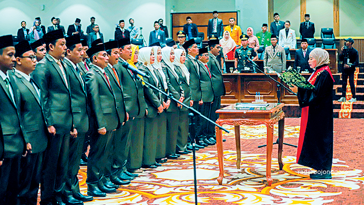 SUMPAH JABATAN: Ketua PN Bojonegoro Wisnu Widiastuti membacakan sumpah jabatan kepada 50 anggota DPRD Bojonegoro periode 2024- 2029 Rabu (21/8). Para wakil rakyat yang terpilih dan telah dilantik s