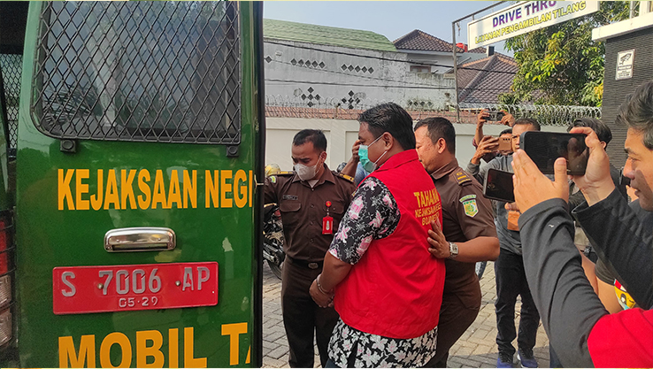 DIPROSES HUKUM: Kades Wotan, Kecamatan Sumberrejo Anam Warsito ditetapkan tersangka dalam penyidikan dugaan korupsi mobil siaga desa. (WAHYU DHANI ALFIANSYAH/RADARBOJONEGORO)