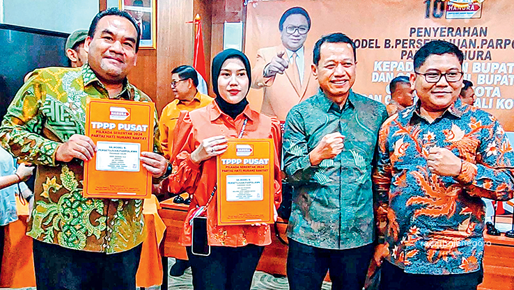 REKOM:  Bapaslon Asri menerita surat rekomendasi dari Hanura yang diserahkan Wakil Ketua Umum Harian DPP Partai Hanura Harry Lontung Siregar didampingi Sekretaris DPW Partai. (ISTIMEWA/RADAR BOJONEGOR