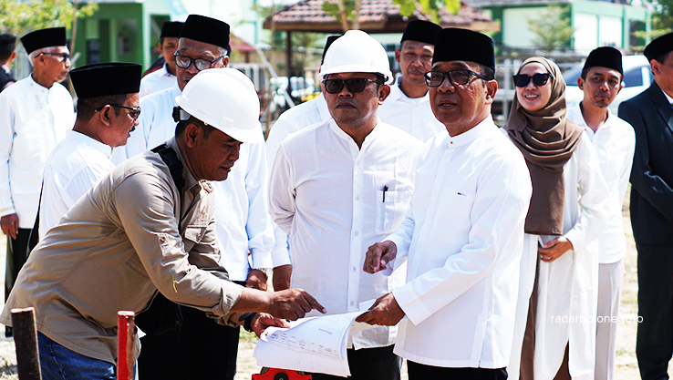 KEMBANGKAN UNUGIRI: Mensesneg Pratikno sekaligus dewan pembina Unugiri mengecek progres pembangunan pusat pendidikan NU Bojonegoro.