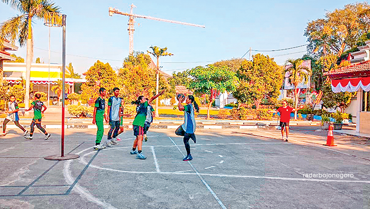 BAKAL MEWAKILI JATIM: Tim Korfball Jatim saat latihan di halaman Kantor Bakorwil Bojonegoro sebelum berangkat ke Aceh-Sumut 6 September mendatang.  (IRVAN RAMADHON/RADAR BOJONEGORO)