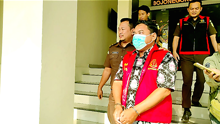 MOBIL SIAGA: Tersangka AW digiring petugas Kejari Bojonegoro menuju mobil tahanan usai jalani pemeriksaan pada Rabu lalu (21/8). (DHANI WAHYU ALFIANSYAH/RADAR BOJONEGORO)