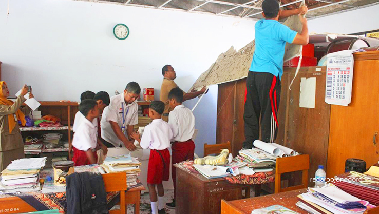 BUTUH PERBAIKAN: Atap plafon ruang guru di SDN Sendanggayam turut Kecamatan Banjarejo butuh perbaikan akibat ambrol. (ISTIMEWA/RADAR BOJONEGORO)