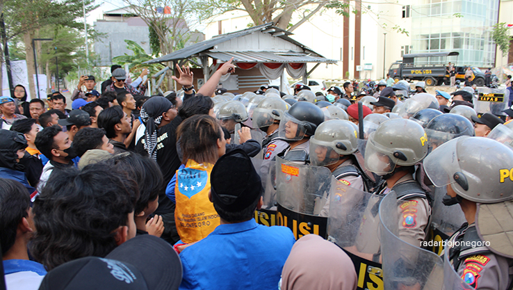 SAMPAIKAN ASPIRASI: Aksi massa yang tergabung Aliansi Bojonegoro Melawan menyampaikan aspirasi di DPRD Bojonegoro Senin (26/8). (DHANI WAHYU ALFIANSYAH/RADAR BOJONEGORO)