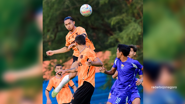 TELAN PIL PAHIT: Persibo terpaksa telan pil pahit setelah kalah 1-0 atas Adhyaksa FC di laga uji coba di Stadion UNS Kota Surakarta Minggu (25/8).  (DOK PERSIBO FOR RADAR BOJONEGORO)