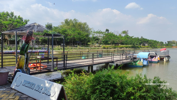 POTENSIAL: Pesona wisata air Embung Bandung Bondowoso di Desa Sidobandung, Kecamatan Balen, Bojonegoro memiliki beragam atraksi seperti sepeda air, perahu, dan sebagainya.