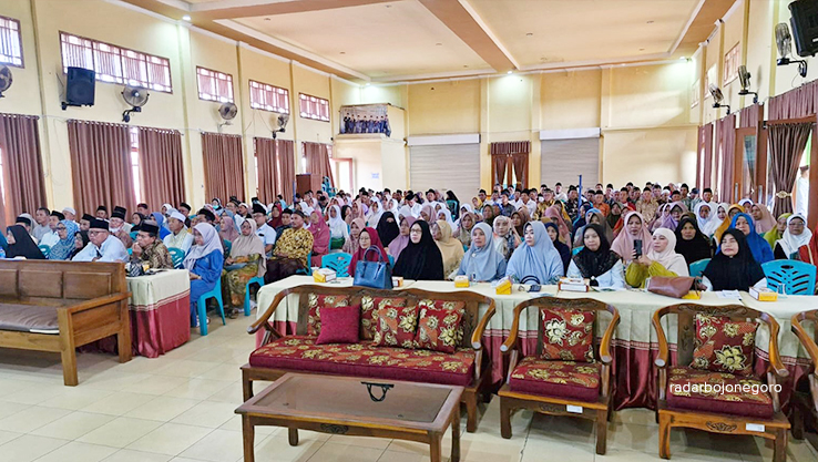CALON TAMU ALLAH: CJH 2025 menyimak penjelasan dari Kemenag Bojonegoro tentang persiapan haji tahun depan. (DEWI SAFITRI/RADAR BOJONEGORO)