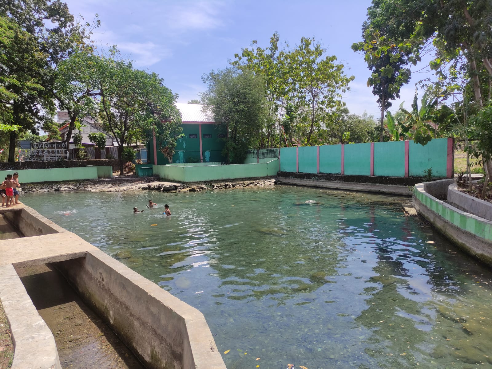 BUTUH PERAWATAN: Wisata air Tirta Arum di Desa Sumberarum, Kecamatan Dander, Bojonegoro saat ini sepi pengujung. Sehari-hari hanya dipakai bermain air anak-anak desa setempat. Wisata air tersebut butu