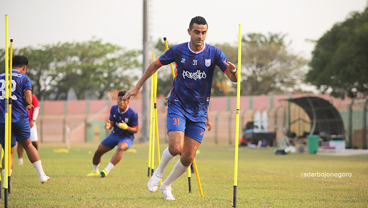 TC DI BALI: Persibo saat latihan di Stadion Letjend Soedirman Bojonegoro sebelum bertolak ke Bali untuk menjalani pemusatan latihan atau training center (TC). (HAKAM ALGHIFARI/RADAR BOJONEGORO)