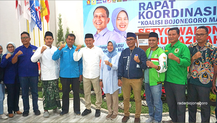 KOALISI WAHONO-NURUL: Bacawabup Nurul Azizah foto bersama dengan parpol pengusung kemarin. Rencananya hari ini (28/8) daftar di KPUK Bojonegoro. (YUAN EDO/RADAR BOJONEGORO)