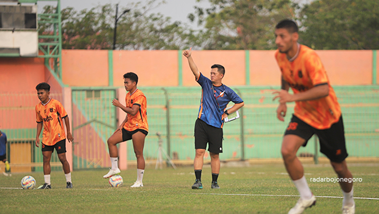 ARSITEK PERSIBO: Pelatih Persibo Regi Aditya saat memberikan materi latihan di Stadion Letjend Soedirman. Tim kebanggan warga Bojonegoro itu akan menjalani uji coba. (HAKAM ALGHIFARI/RADAR BOJONEGORO)