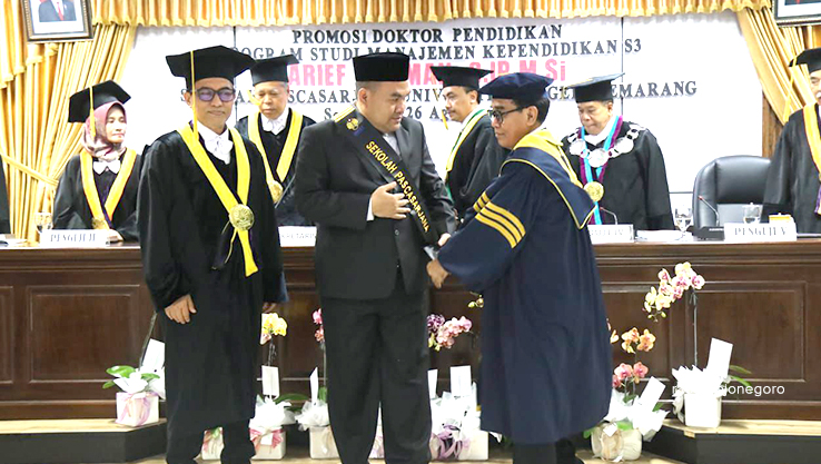 BERPRESTASI: Bupati Blora Arief Rohman telah menjalani siding terbuka di Program Pascasarjana Unnes dan meraih gelar Doktor predikat cumlaude. (ISTIMEWA/RADAR BOJONEGORO)