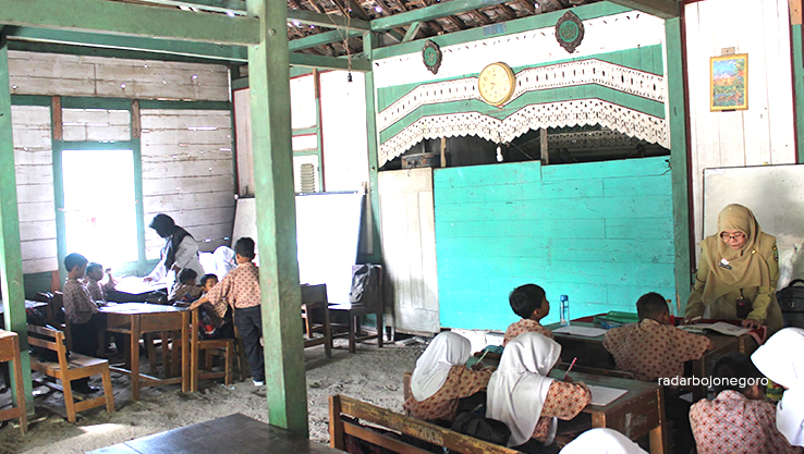 KEGIATAN BELAJAR MENGAJAR: Sebanyak 10 ruang SDN 2 Cabean, Kecamatan Cepu sedang proses rehabilitasi. Kegiatan belajar mengajar sementara menumpang di rumah warga. (LUKMAN HAKIM/RADAR BOJONEGORO)