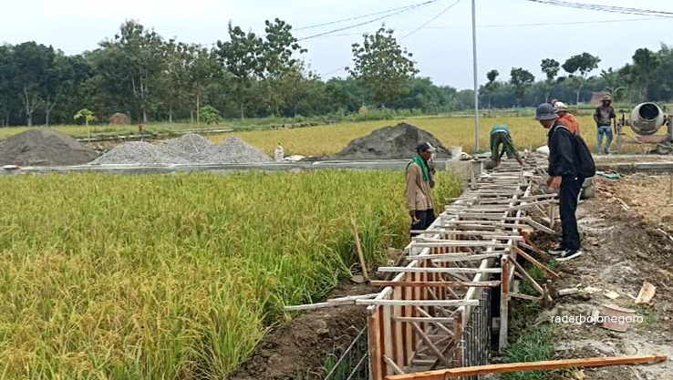 PEMBANGUNAN: Tujuh saluran irigasi sedang proses pembangunan guna mitigasi kekeringan dan pengairan pertanian. (ISTIMEWA/RADAR BOJONEGORO)