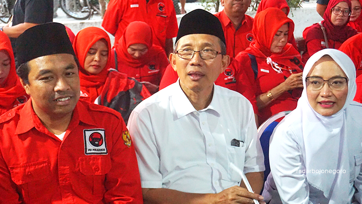 DAFTAR PILKADA: Bacabup Teguh Haryono (tengah) bersama wakilnya Farida Hidayati didampingi Donny Bayu Setiawan saat daftar Pilkada di kantor KPUK Bojonegoro. (YUAN EDO/RADAR BOJONEGORO)