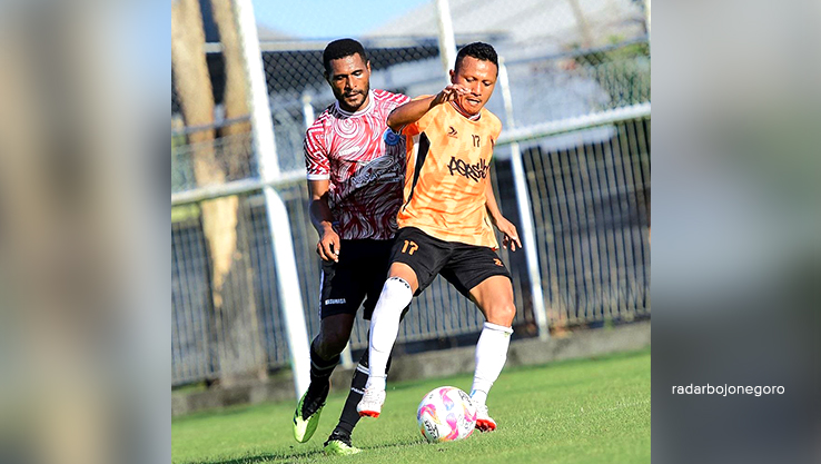 IMBANG: Persibo saat uji coba dengan PSBS Biak di Stadion Gelora Samudra Kuta, Bali Kamis (29/8) dengan skor imbang 1-1. (DOKUMENTASI PERSIBO FOR RADAR BOJONEGORO)