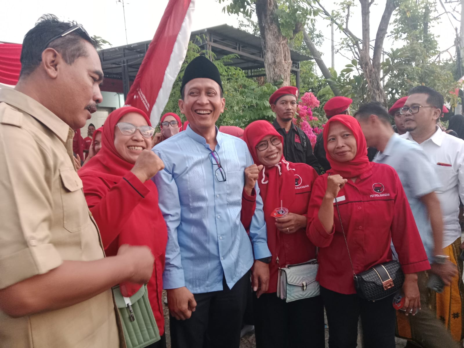 ADEM: Bacabup Setyo Wahono saat foto bersama simpatisan PDIP di sekitar Kantor KPUK Bojonegoro.
