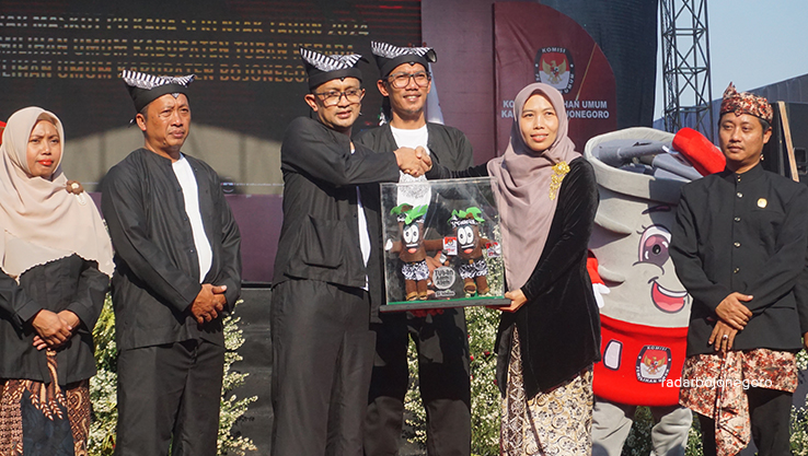 SERAH TERIMA: Maskot Pilkada Serentak 2024 diserahterimakan dari KPU Tuban kepada KPU Bojonegoro. (YUAN EDO-WAHYU DHANI ALFIANSYAH/RADARBOJONEGORO)