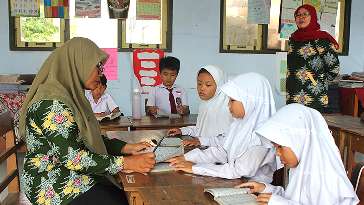 BELAJAR: Kegiatan belajar mengajar di SDN 1 Karangjati, Kecamatan Blora. Siswa sedang belajar mengaji Alquran.  (RAHUL OSCARRA DUTA/RADAR BOJONEGORO)