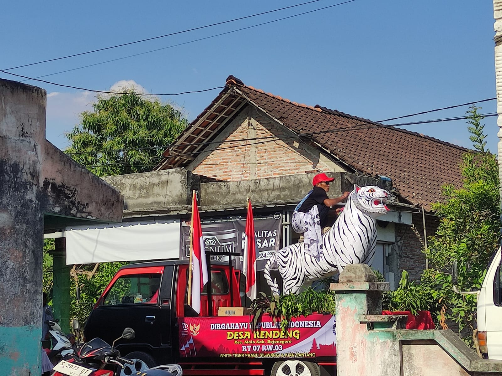 MERIAH: Festival Gerabah digelar di Desa Rendeng, Kecamatan Malo dengan mengarak aneka hewan dari kerajinan gerabah keliling desa. Desa Rendeng merupakan sentra perajin gerabah. (AHMAD NAWAF TIMYATI F