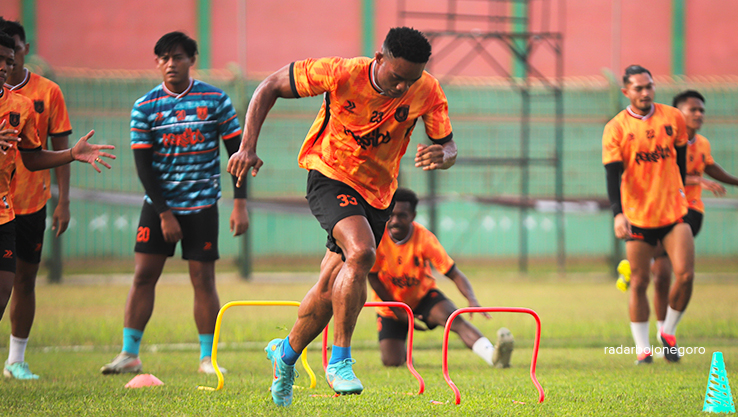 PERSIAPAN LIGA 2: Skuad Persibo saat latihan di Stadion Letjend Soedirman Bojonegoro, saat ini telah bergabung tiga pemain asing untuk persiapan mengarungi Liga 2. (HAKAM ALGHIFARI/RADAR BOJONEGORO)
