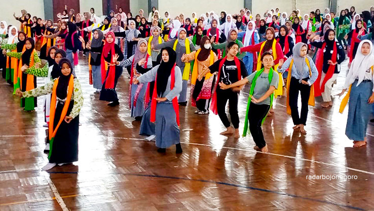 LATIHAN: Sekitar 2.000 remaja latihan tari tayub di Gor Mustika, Selasa (27/8). Rencananya akan tampil masal saat Blora Culture Festival 2024. (LUKMAN HAKIM/RADAR BOJONEGORO)