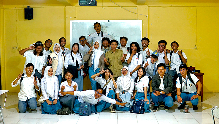 KOLABORASI: Teater Sagiwon dan Stand-Up Indo Bojonegoro kolaborasi produksi kelas unggulan. (DHANI WAHYU ALFIANSYAH/RADAR BOJONEGORO)