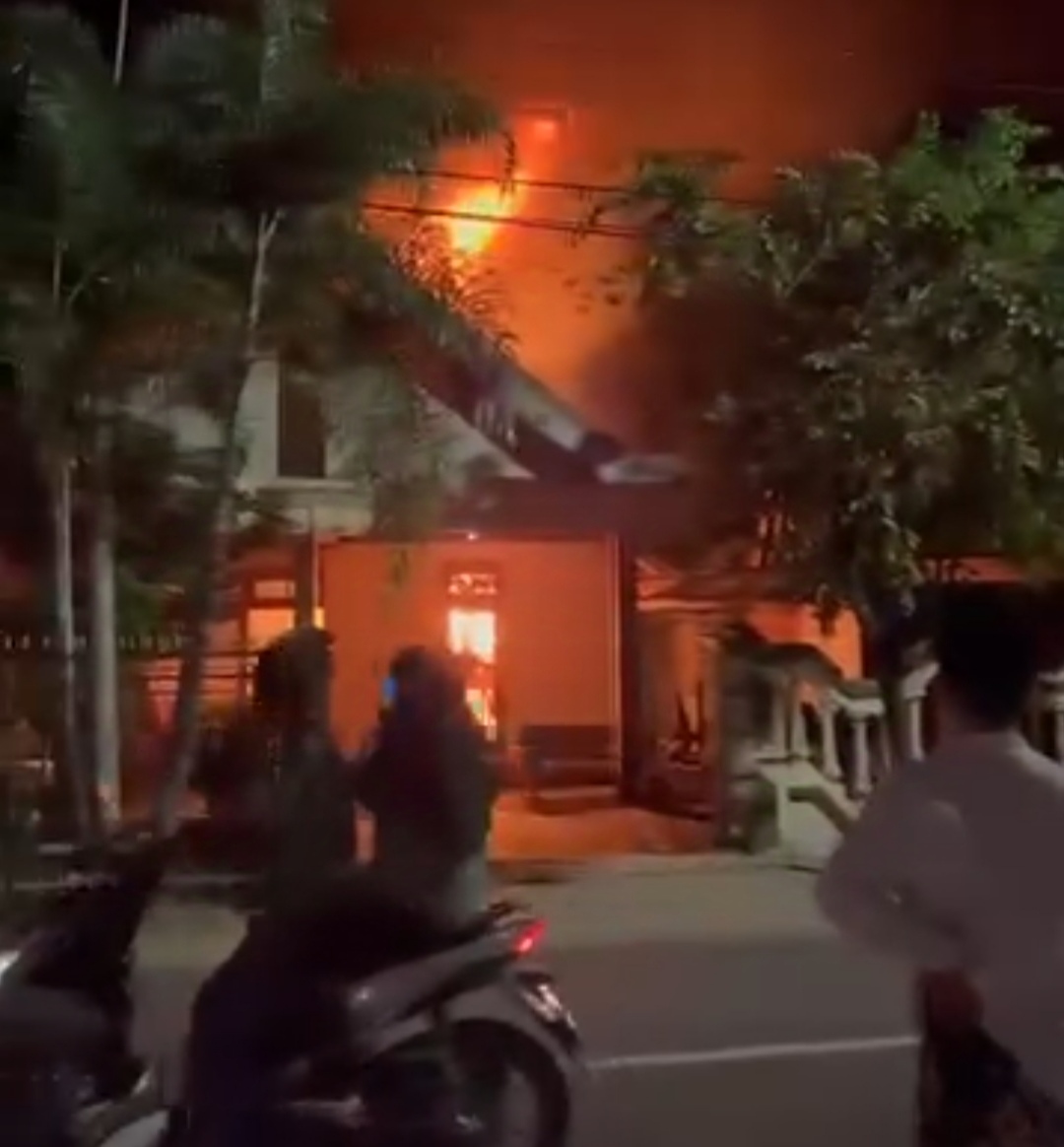 Tangkapan layar dari video kebakaran yang menimpa guru PNS di Desa Drokilo, Kecamatan Kedungadem, Kabupaten Bojonegoro.