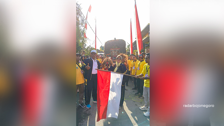 ISTIMEWA/RADAR BOJONEGORO MERIAH: Anis Musthafa beserta istri membuka jalan sehat diiringi pertunjukan reog di Dusun Bandar, Desa Batokan, Kecamatan Kasiman Minggu (9/1). (ISTIMEWA/RADAR BOJONEGORO)