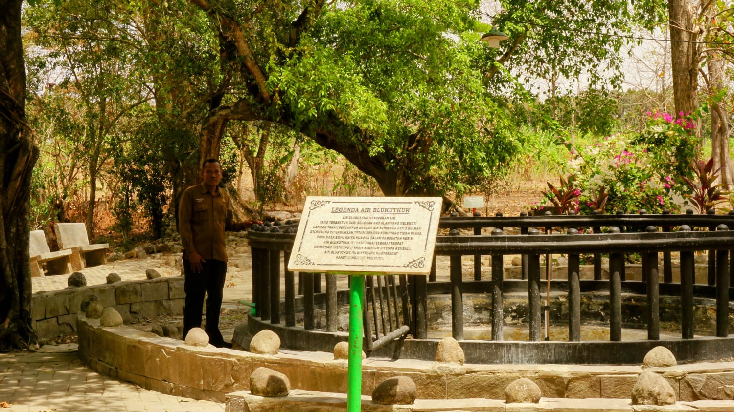 DESTINASI WISATA: Di lokasi wisata Kayangan Apia ada spot air blukuthuk atau air belerang untuk mencuci dan merendam keris.