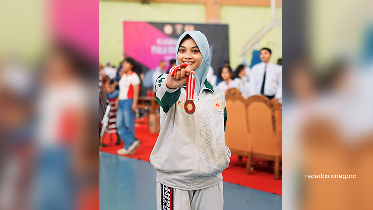 BERPRESTASI: Semangat Ayu Almira Azzaria belajar beragam olahraga bela diri meliputi pencak silat, judo, dan jiujitsu membuahkan prestasi membanggakan. (ISTIMEWA/RADAR BOJONEGORO)