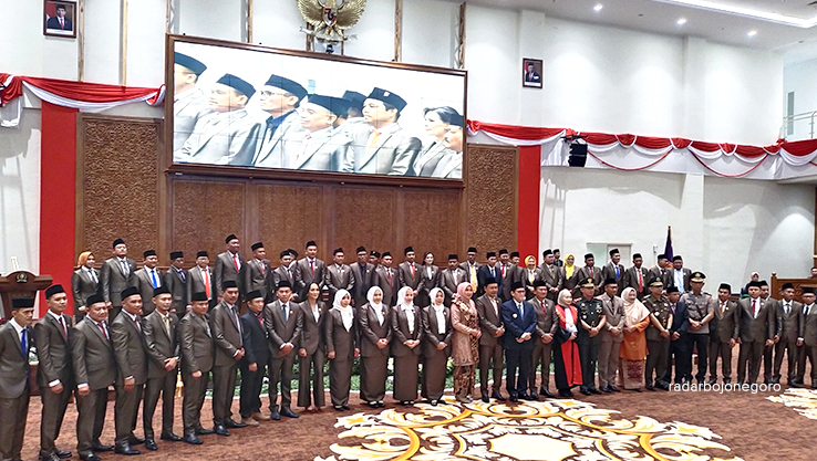 WAKIL RAKYAT: DPRD Bojonegoro saat prosesi pelantikan 21 Agustus lalu. Hingga kemarin (2/9) AKD belum terbentuk, karena tatib juga belum dibahas. (M. NURCHOLIS/RADAR BOJONEGORO)