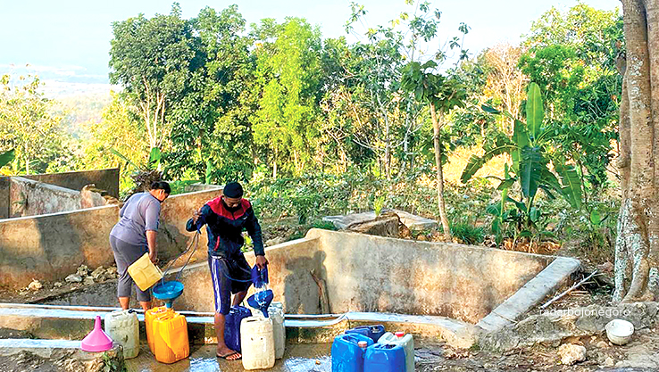 ANTRE: Setiap hari warga Desa Jurangrejo, Kecamatan Bogorejo antre ambil air di sendang saat kemarau melanda. (M. LUKMAN HAKIM/RADAR BOJONEGORO)