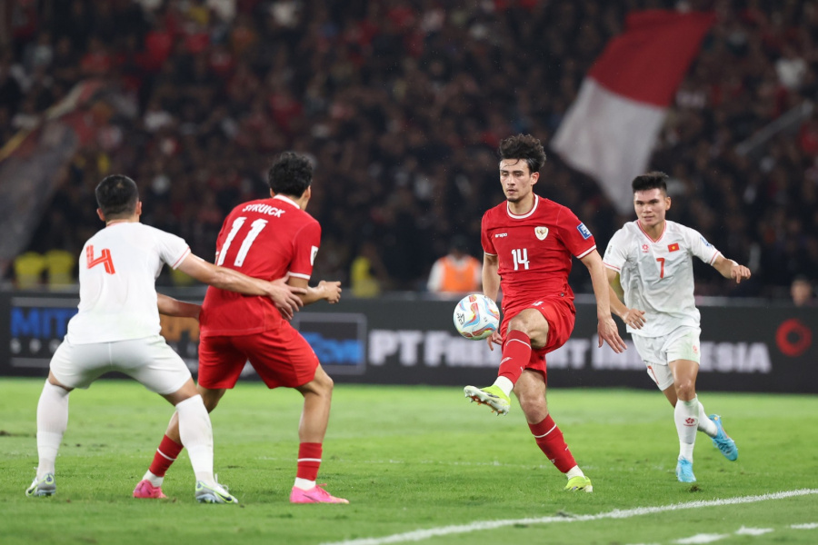 Penggawa Timnas Indonesia Nathan Tjoe-A-On (kanan) dan Rafael Struick (kiri) saat berduel dengan Timnas Vietnam.
