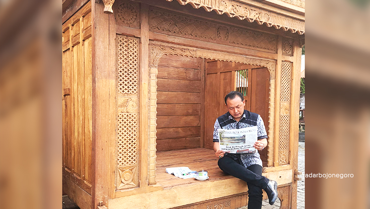 BACA KORAN: Abdulloh Umar saat baca koran Jawa Pos Radar Bojonegoro, dia ditunjuk PKB sebagai ketua DPRD definitif 2024-2029. (MUHAMMAD SUAEB/RADAR BOJONEGORO)
