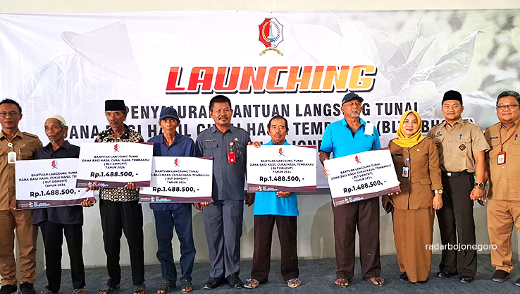 SALURKAN BANTUAN: Kepala Dinsos Bojonegoro Arwan saat melaunching penyaluran BLT-DBHCHT 2024 di PT Kareb Alam Sejahtera (MPS Dander) Selasa (3/9). (DEWI SAFITRI/RADAR BOJONEGORO)