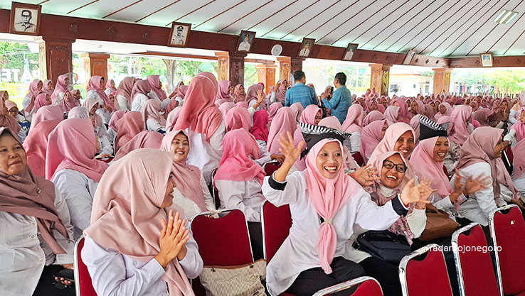 SOSIALISASI: Ribuan guru PAUD ikuti sosialisasi perlindungan sosial yang digelar di Pendapa Malowopati selama tiga hari, mulai Selasa (3/9) hingga hari ini (5/9). (DEWI SAFITRI/RADAR BOJONEGORO)