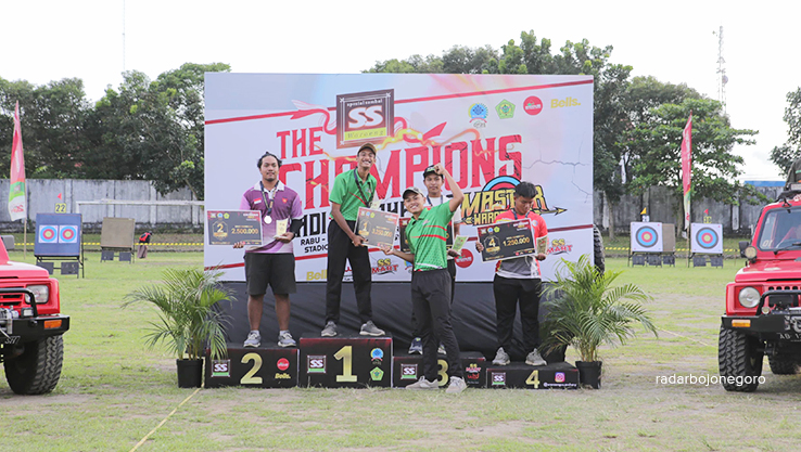 SEMRINGAH: Senyum semringah Bagas Setyo Luhur meraih Juara 1 Recurve 70 Meter Putra Tunggal Nasional. (ISTIMEWA/RADAR BOJONEGORO)