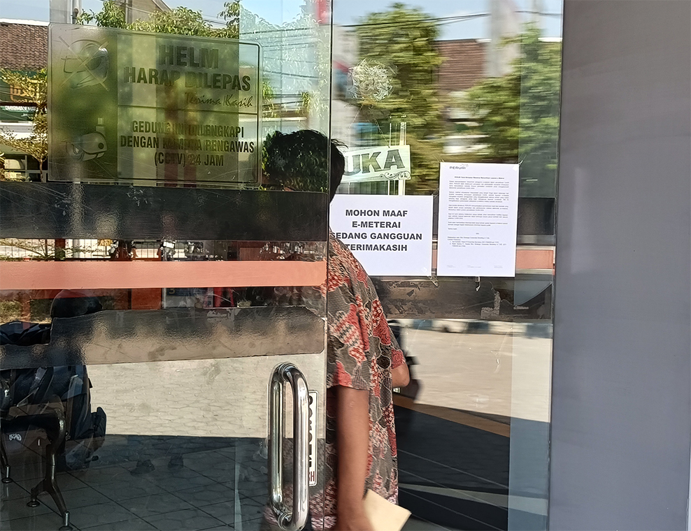 Tidak hanya pembelian online, pembelian e-meterai secara offline juga terganggu. (YUAN EDO/RADAR BOJONEGORO)