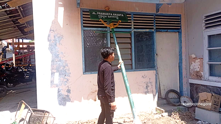 SALAH TULIS: Ada kesalahan tulis pada plang Jalan Pramudya Ananta. Seharusnya, Jalan Pramoedya Ananta Toer. (RAHUL OSCARRA DUTA/RADAR BOJONEGORO)