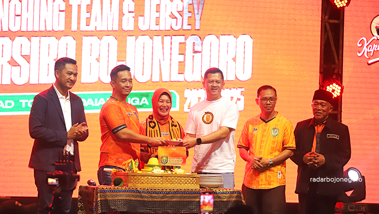 LANGKAH AWAL: Manajemen Persibo melakukan prosesi potong tumpeng sebagai tanda perjuangan di Liga 2 musim ini. (IST/RADAR BOJONEGORO)