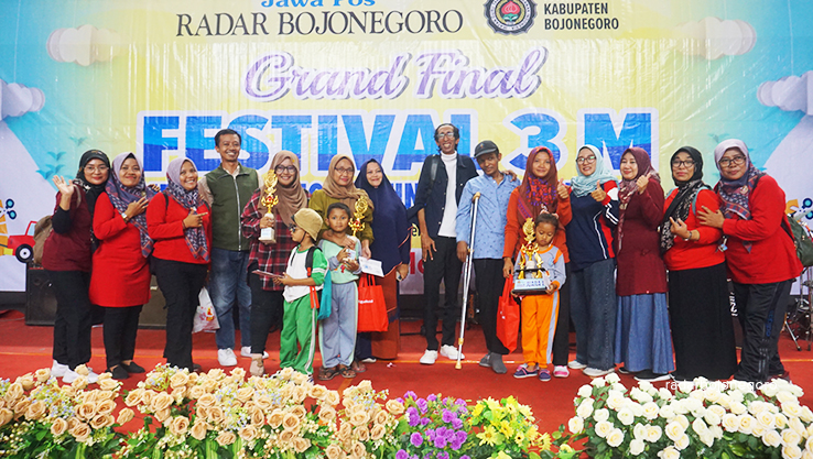 JUARA: IGTKI, Manager Event Jawa Pos Radar Bojonegoro, dan juri berfoto bersama dengan para juara di atas panggung. (FOTO-FOTO: YUAN EDO-HAKAM ALGHIVARI/RADAR BOJONEGORO)