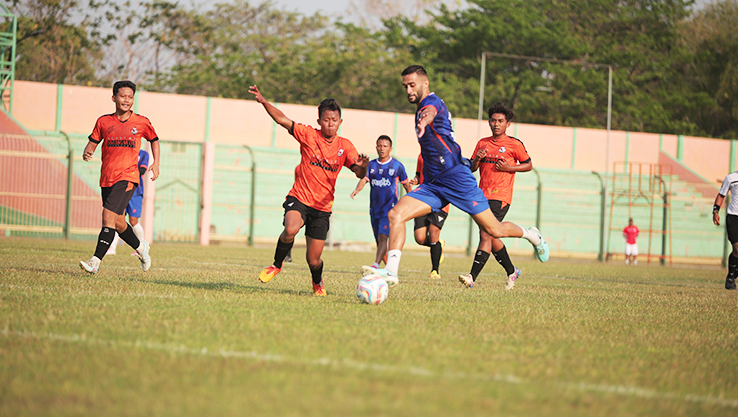 TUAN RUMAH: Persibo mematangkan skuad untuk mengarungi Liga 2 yang akan dimulai kick off di Stadion Letjend Soedirman (SLS) Sabtu(7/9). (M. IRVAN RAMADHAN/RADAR BOJONEGORO)