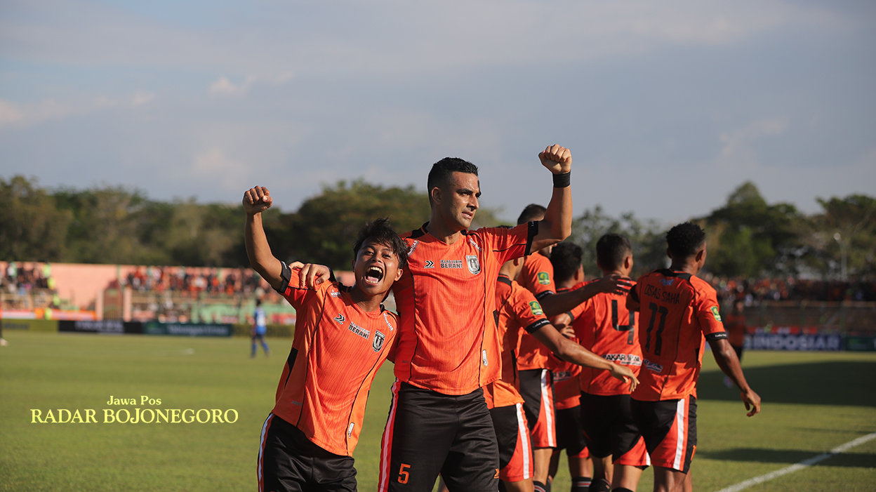 POIN PERDANA: Taher Jahanbakhsh (kanan) merayakan gol setelah memenangkan perebutan bola di depan gawang Gresik United. (YUAN EDO/RADAR BOJONEGORO)