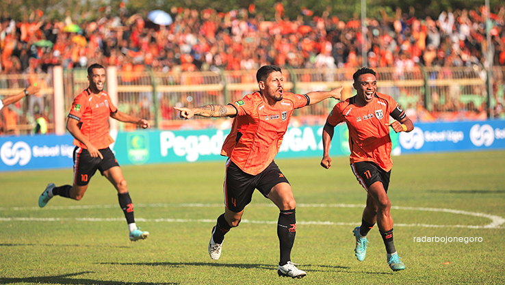 RAYAKAN GOL: Jahanbakhsh Zabihi Taher (tengah)  bersama Osas Marvelloous Ikpefua merayakan gol di depan gawang Gresik United pada pertandingan Sabtu (7/9). (YUAN EDO/RADAR BOJONEGORO)