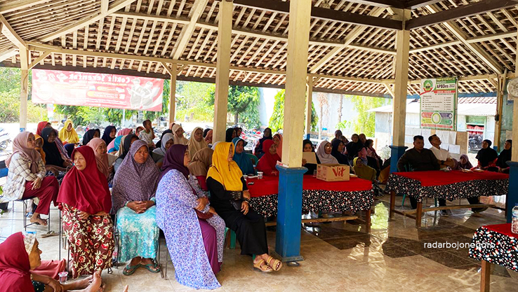 DAMAI : Warga Desa Sogo melakukan audiensi beberapa waktu lalu di balai desa setempat.  (LUKMAN/RADAR BOJONEGORO)
